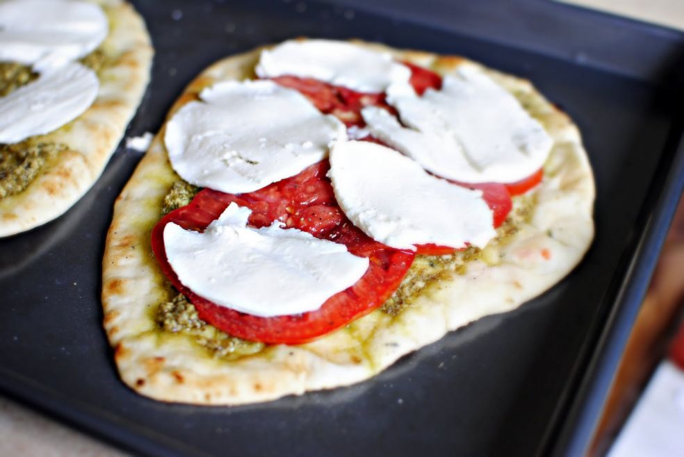 Быстрая пицца с томатами и песто фото-рецепт