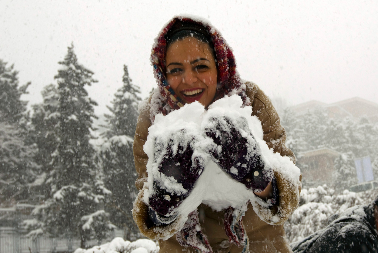 Женщина в сугробе. Баба в снегу. Девушка вся в снегу. Человек в снегу. Человек в снегопад.