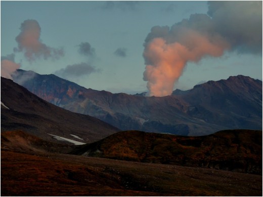Два извергающихся вулкана на Камчатке угрожают самолетам