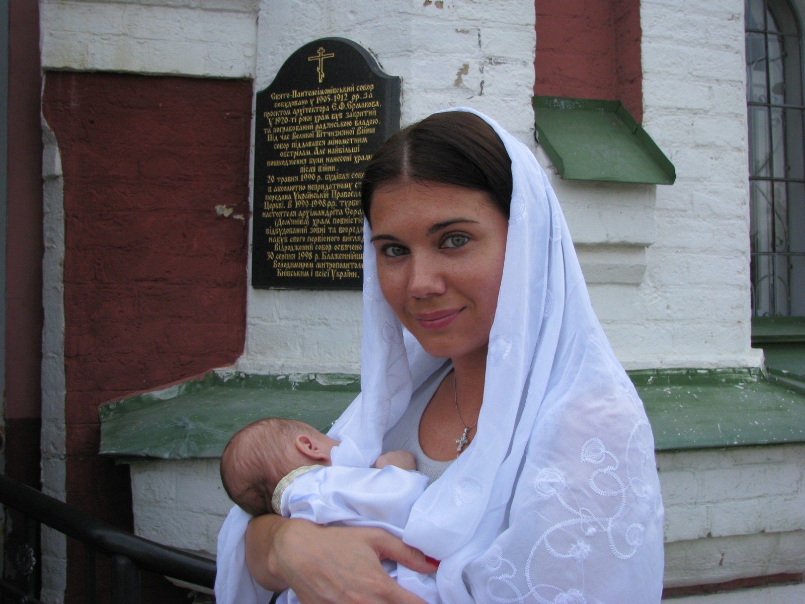 Крестная мама она мама. Женщина в храме. Женщина с младенцем в храме. Образ для крестной мамы. Образ для крестной мамы в церкви.