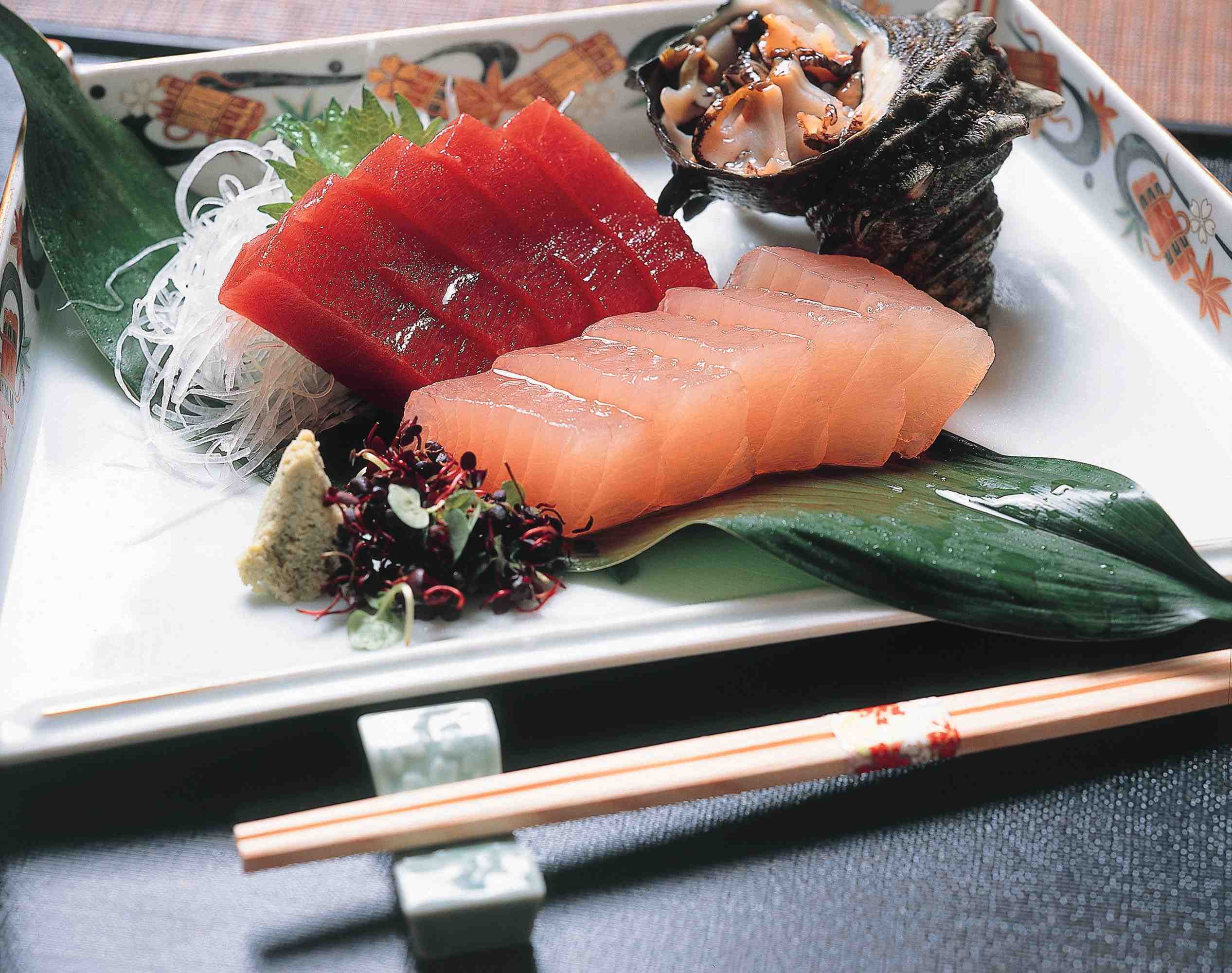 Мясо дорогих рыб. Сашими Геншин. Тунец в Японии сашими. Суши сашими рыба. Форель сашими.
