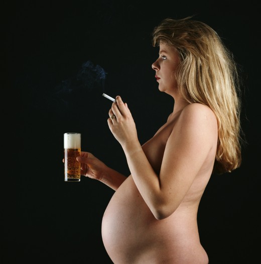 Беременные женщины курят, чтобы сберечь фигуру и закалить детей