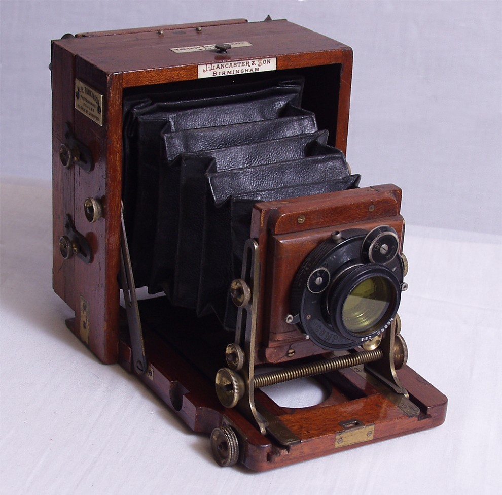 Первый фотоаппарат. Фотоаппарат Сеттона 1861. Первый фотоаппарат Сэттон. Первый зеркальный фотоаппарат Сэттон. Фотоаппарат 19 века.