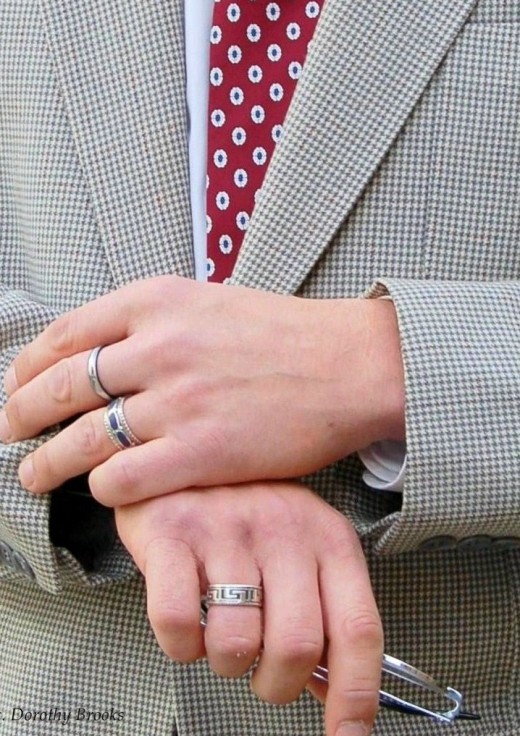 На каком пальце носят кольца мужчины?