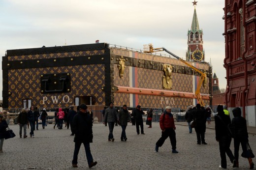 Резонанс от чемодана Louis Vuitton на Красной площади