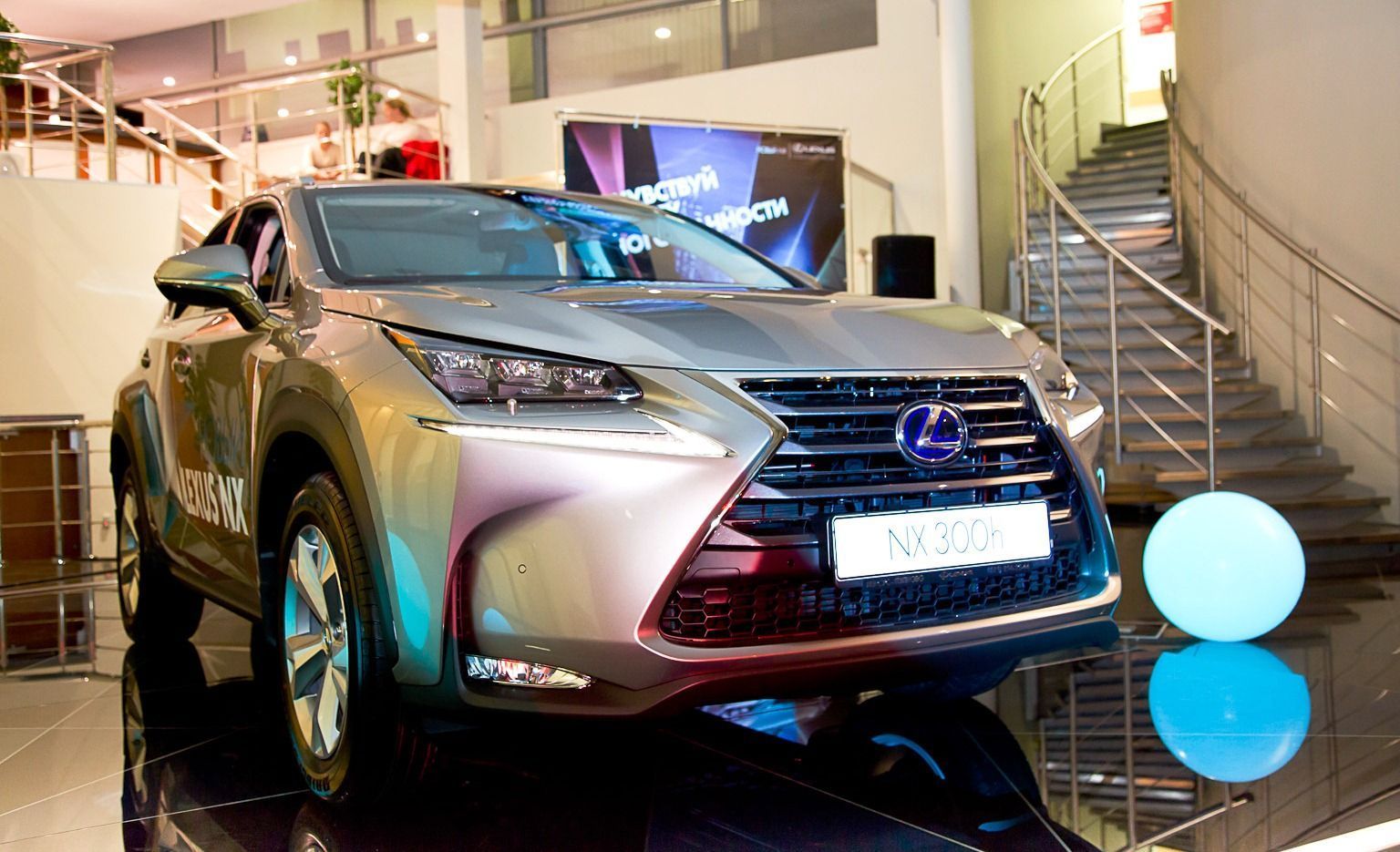 Лексус москва. Лексус центр Пулково. Lexus RX Пулково. Автосалон Лексус в Краснодаре. Машины Лексус в автосалоне.