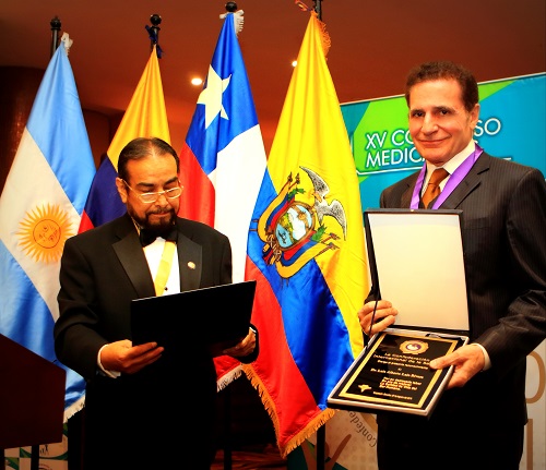 Премией Международной Конфедерации Здравоохранения награжден испанский хирург Альберто Лахо