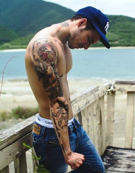 Как выбрать мужскую татуировку на плечо