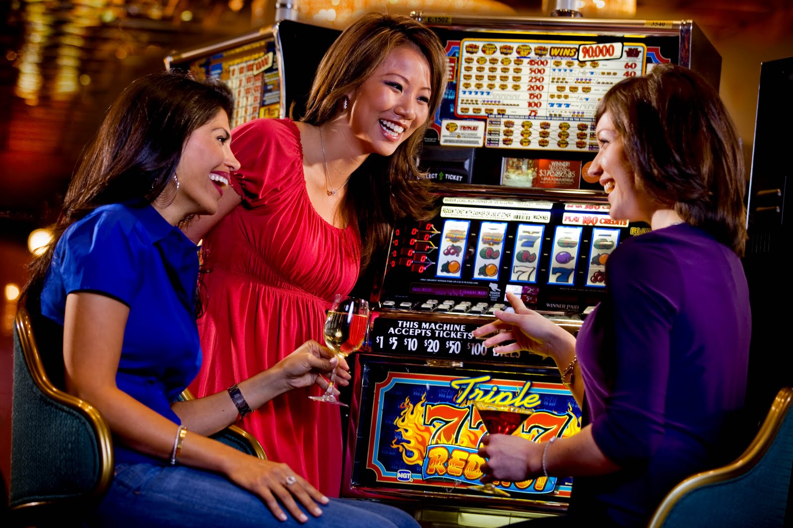 Casino slots sites. Казино. Игровые автоматы девушки. Казино девушки игровые автоматы. Люди в казино игровые автоматы.