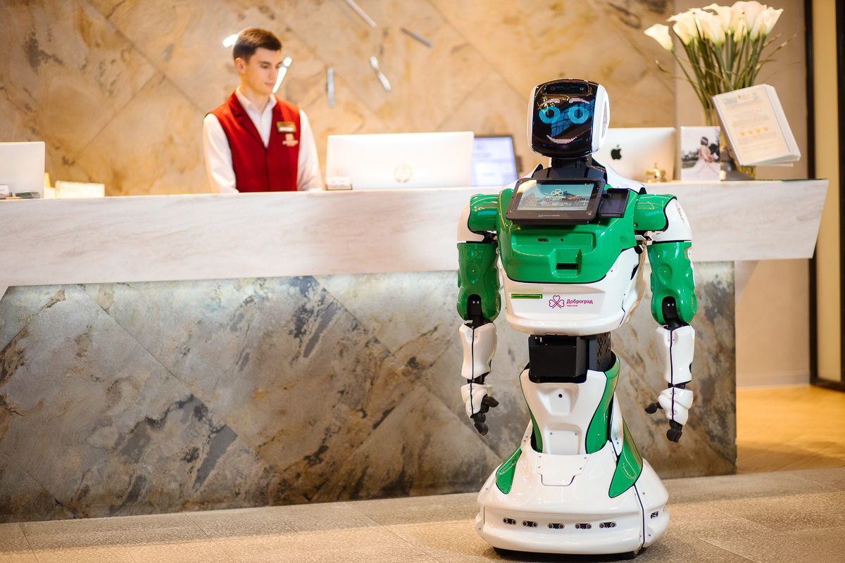 Дикий робот дата. Робот Promobot. Робот дворецкий Промобот. Роботы в отеле. Сервисные роботы.
