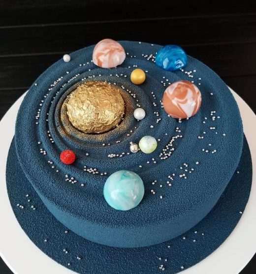 торт, що імітує сонячну систему