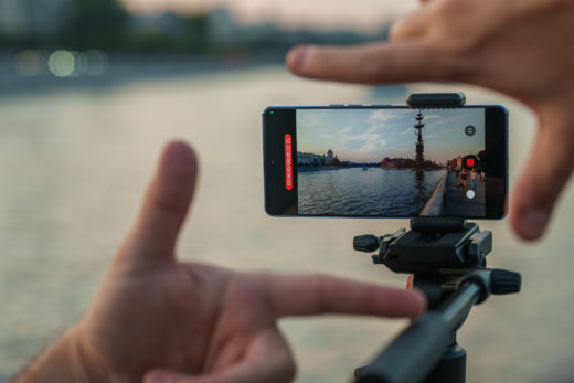 «Снято на iPhone»: почему TikTok и Instagram теперь выглядят как кино