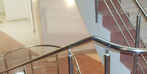 В чем преимущества ограждений из нержавеющей стали?