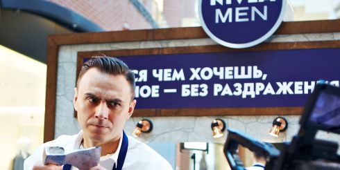 Острые ощущения: в Москве и Санкт-Петербурге опробовали экстремальные методы бритья