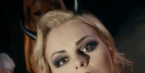 Вчера Сергей Шнуров уволил Алису Вокс, сегодня её зовут петь в «Порно»