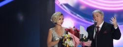 На «Песне года» приз в номинации «Поэт года» Михаилу Гуцериеву вручила Полина Гагарина