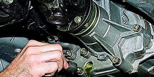 Услуги автосервиса: как сделать замену масла в мкпп