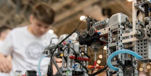 Компания LEGO Education поддерживает юных инженеров
