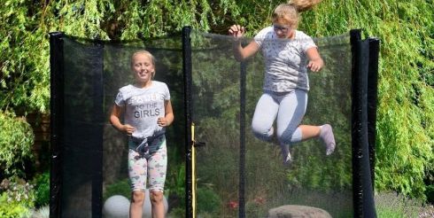 Детские батуты — аттракционы для дачи и дома