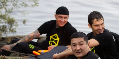 Плащ-палатки для сооружения плота использовали участники реалити-шоу «Пережить, чтобы помнить»