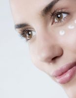 Морщины и мешки под глазами: как ухаживать за уставшей кожей лица?