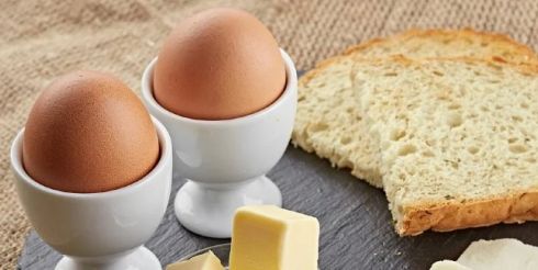 Почему нужно обязательно есть яйца и сливочное масло на завтрак