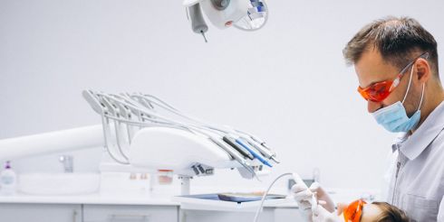 Российские стоматологи привыкают к отечественным материалам