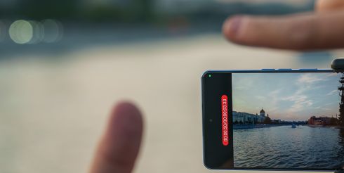 «Снято на iPhone»: почему TikTok и Instagram теперь выглядят как кино