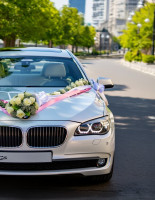 Как подобрать оптимальный транспорт для свадебного шествия: от традиционных моделей до элитных марок