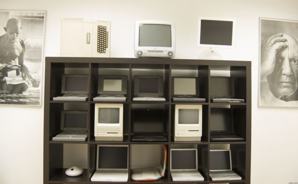 Винтажная коллекция компьютеров в магазине Apple 