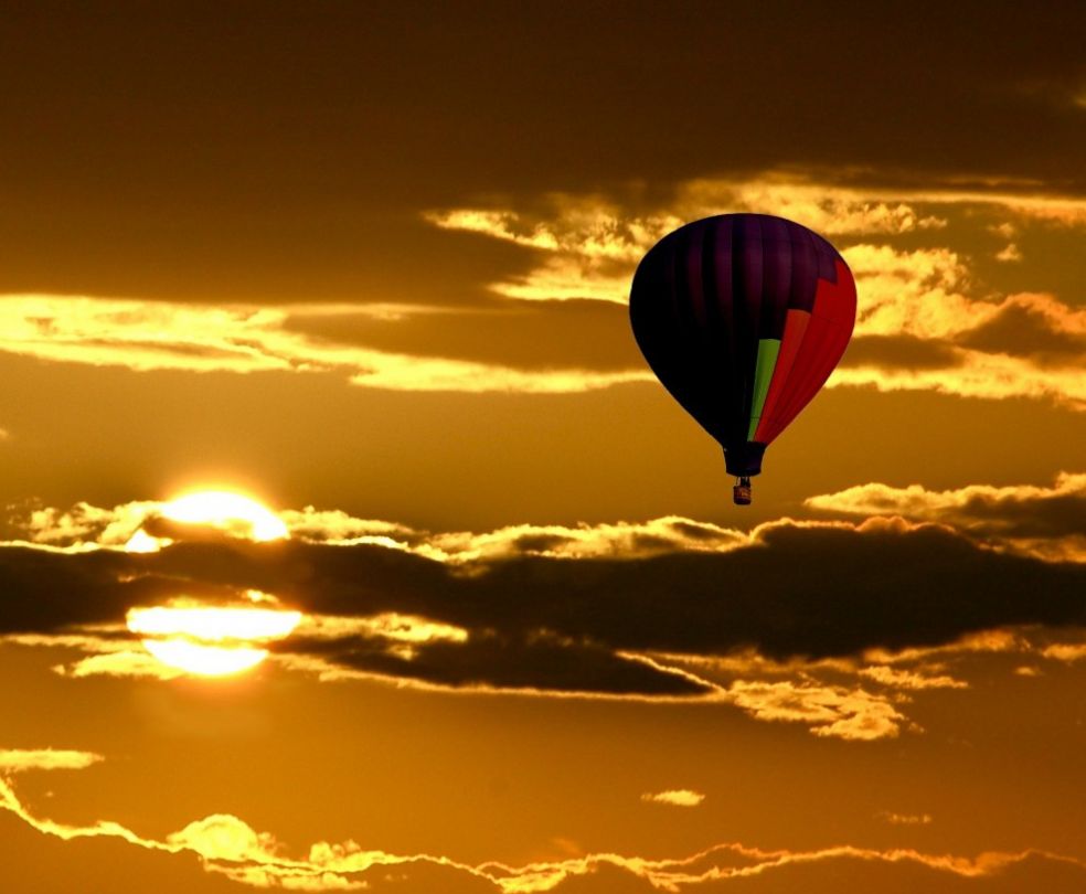 Воздушный шар на фоне заката