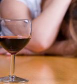 «Лечить» депрессию алкоголем крайне опасно