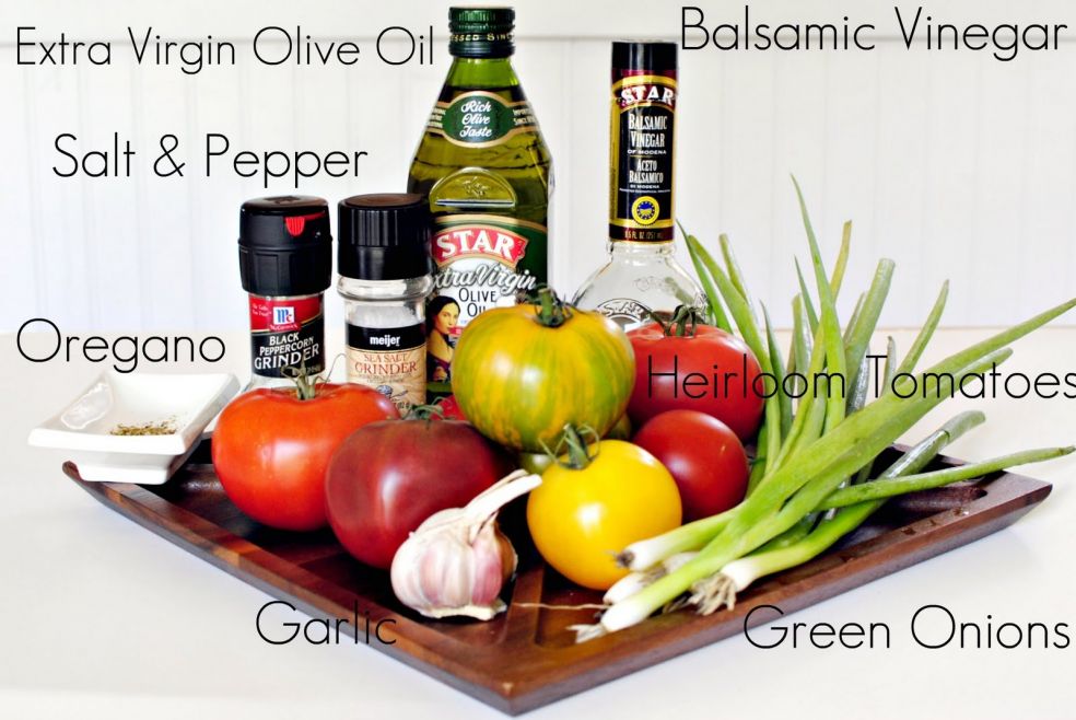 Оливковое масло, бальзамический уксус, соль и перец, орегано, томаты, чеснок, зеленый лук