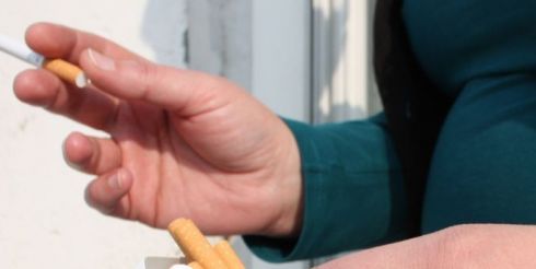 Что эффективнее ужесточить продажу сигарет оптом или запретить курить в общественных местах