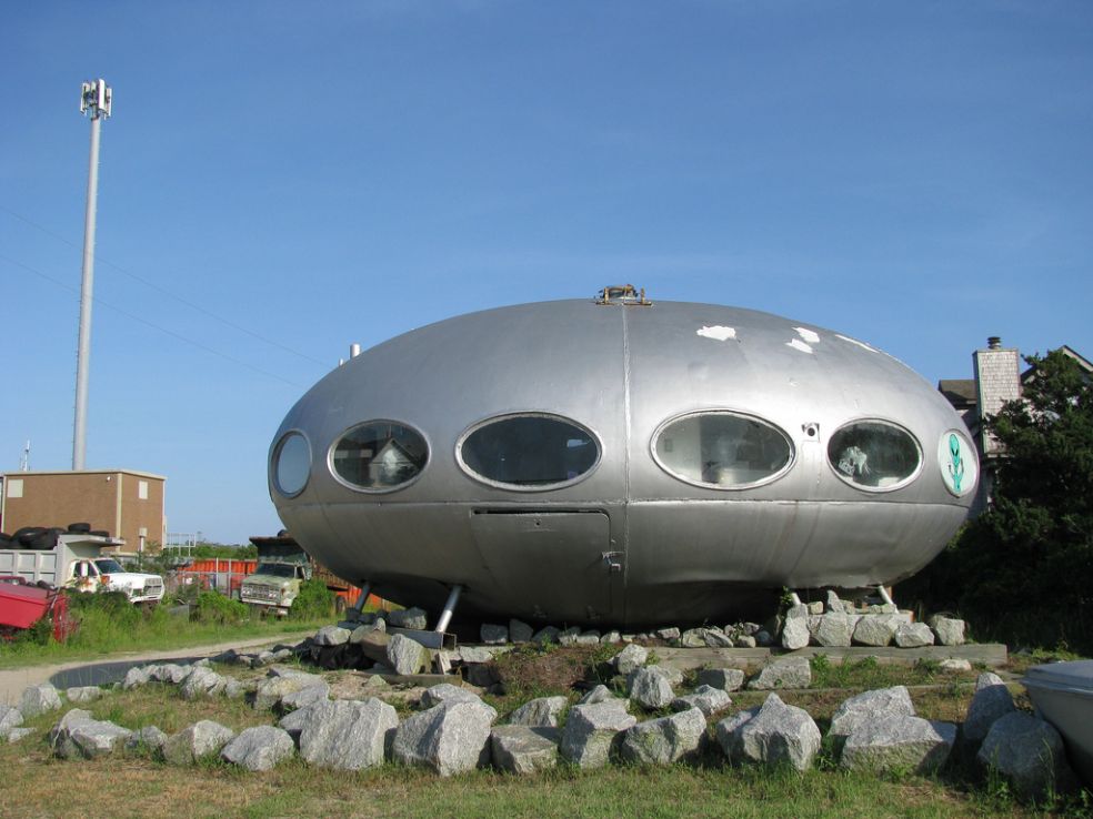 Дом будущего в форме космического корабля пришельцев (НЛО)