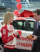 Михаил Юревич наградил чемпионку мира Ольгу Фаткулину автомобилем